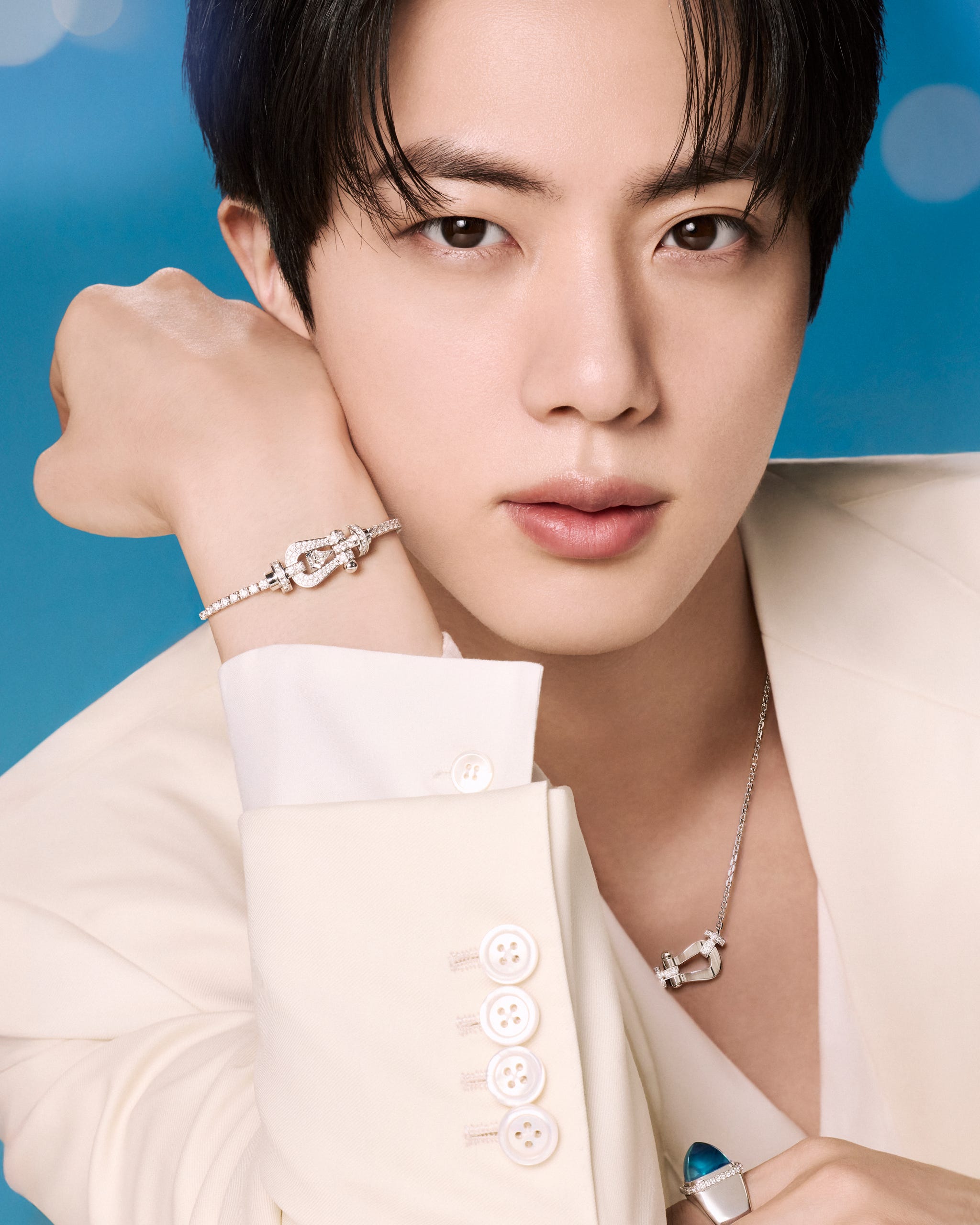 BTS JINが彩るフレッドの特別な贈り物。ホリデーキャンペーンの最新