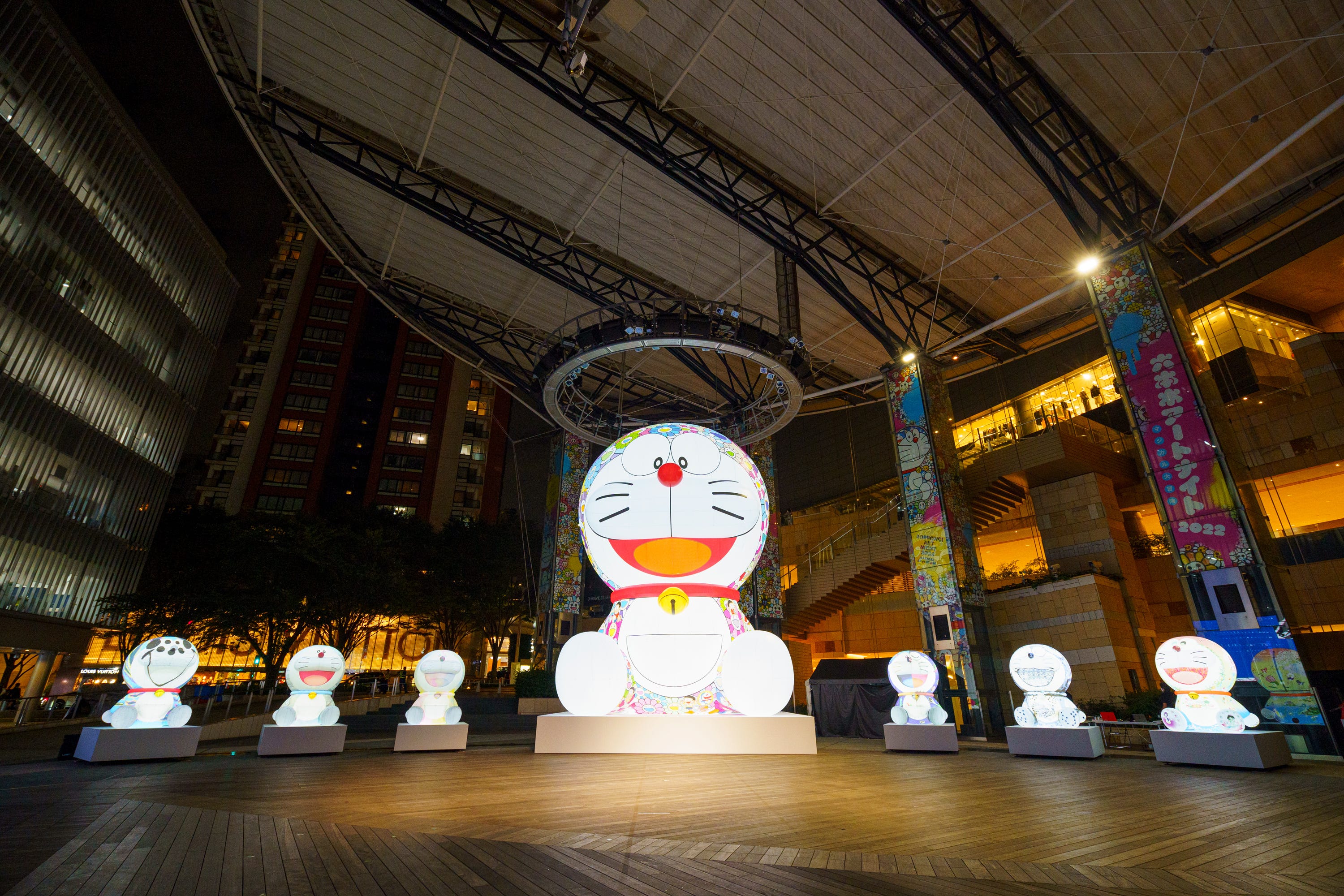 十三代目市川團十郎白猿の襲名を祝い、村上隆が「祝幕」を描いた