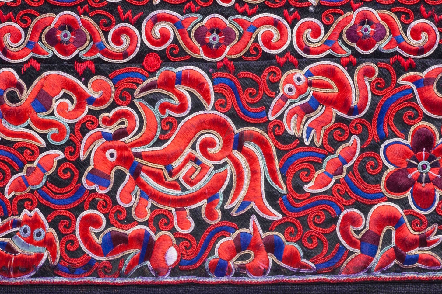 ミャオ族の刺繍とデザイン』深い祈りと神話の世界を身に纏う - HONZ