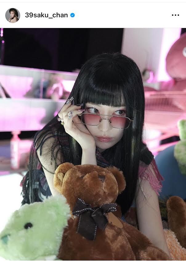 宮脇咲良、黒髪ぱっつん姿でお腹見せ！ミニ丈×ミニ丈の組み合わせに