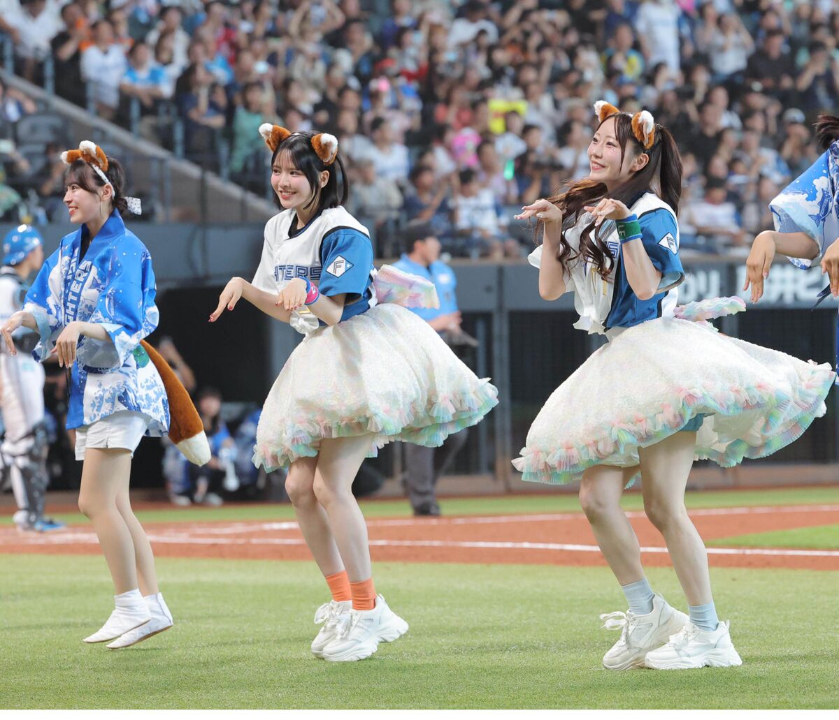 日本ハム】「FRUITS ZIPPER」きつねダンス 試合前には櫻井
