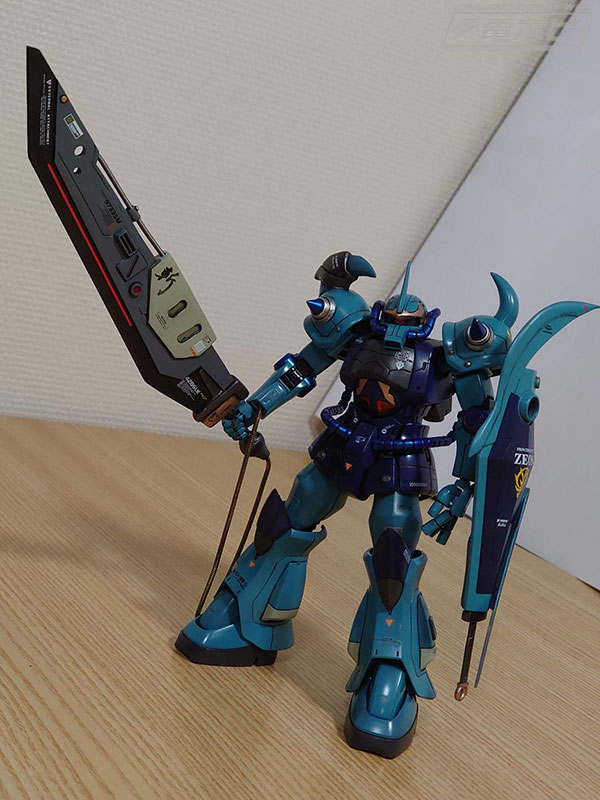 紫にこだわった強化型ZZガンダムに、重厚感あふれる黒立ち上げ塗装の