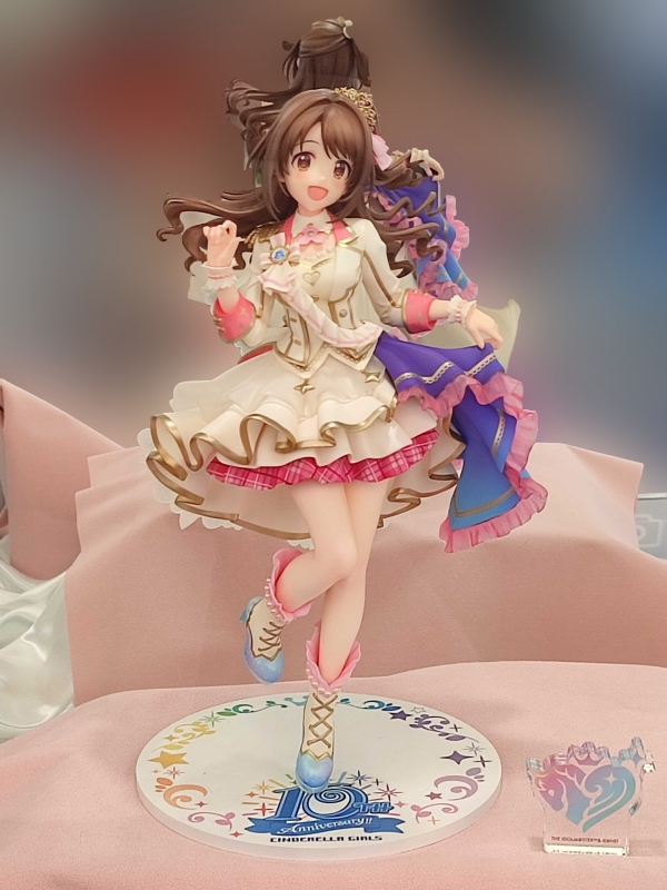 デレステ』10周年を記念した衣装「シンデレラ・コレクション」姿の島村