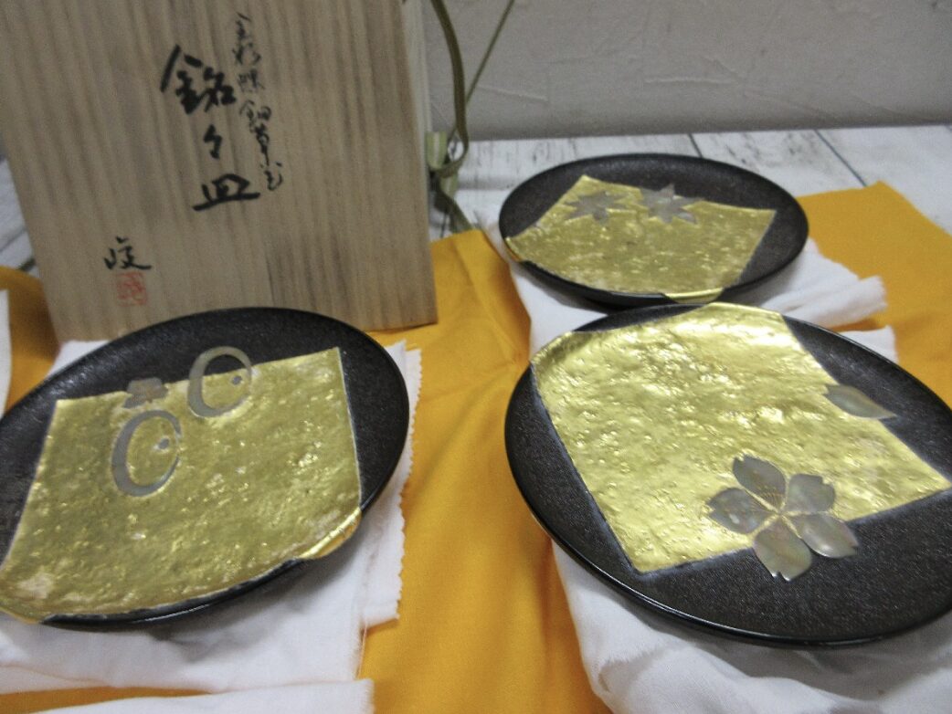 服部峻昇作「金彩螺鈿草絵銘々皿」 | 大阪の骨董品・リサイクル品・不