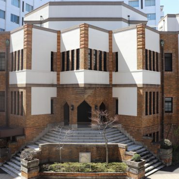 新たな有形文化財、駒澤大学の「禅文化歴史博物館」を花まつりの季節に