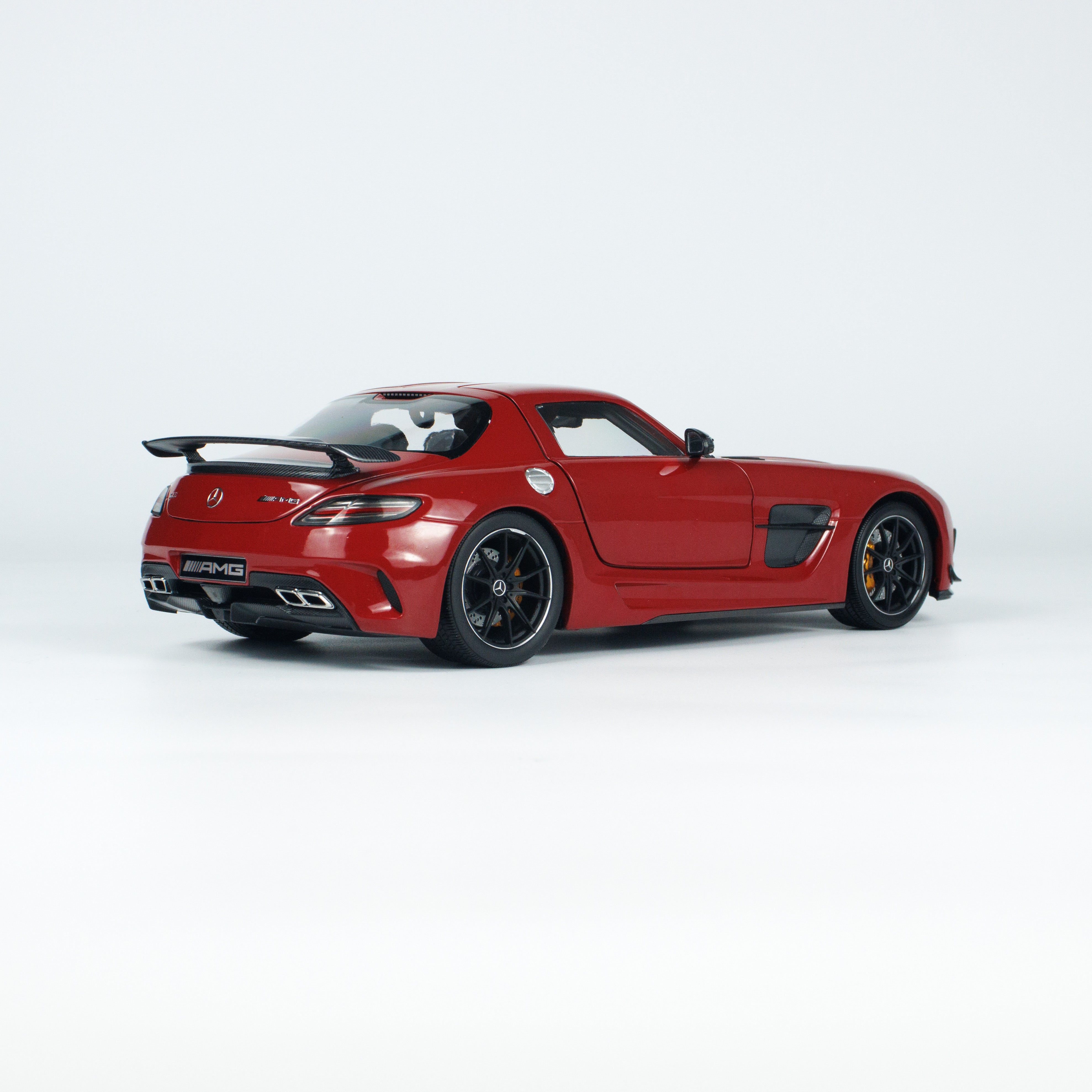 MINICHAMPS 1:18 Mercedes-Benz AMG SLS Black Series Red 113033026