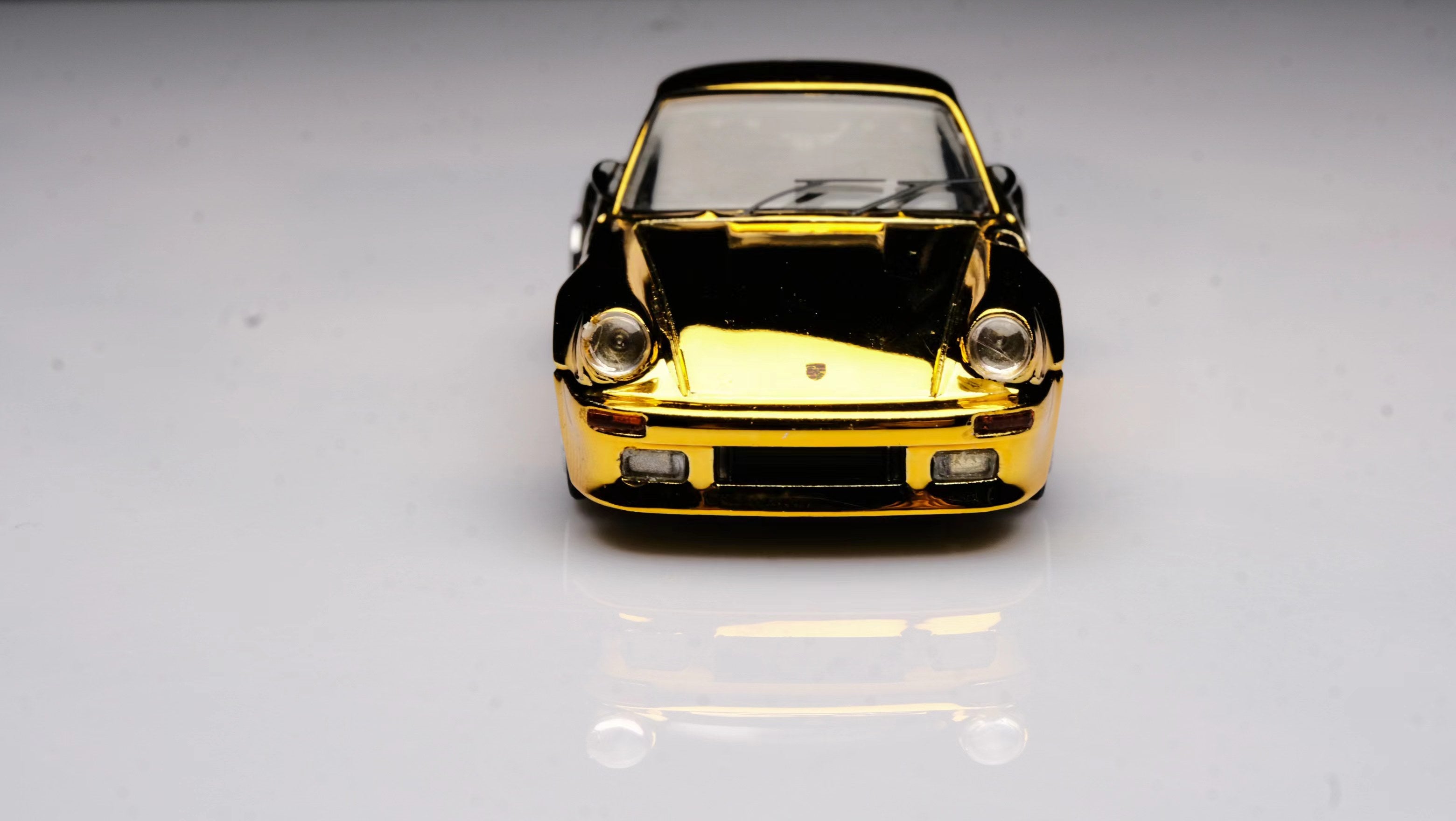 Master 1:64 Porsche 911 (930) Turbo - Chrome Gold – Horizon Diecast