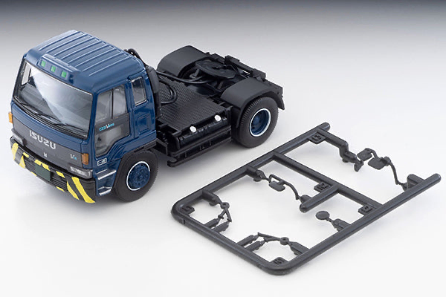 Tomytec TLVN 1:64 Isuzu 810EX Tractor Head (Navy Blue) – Horizon