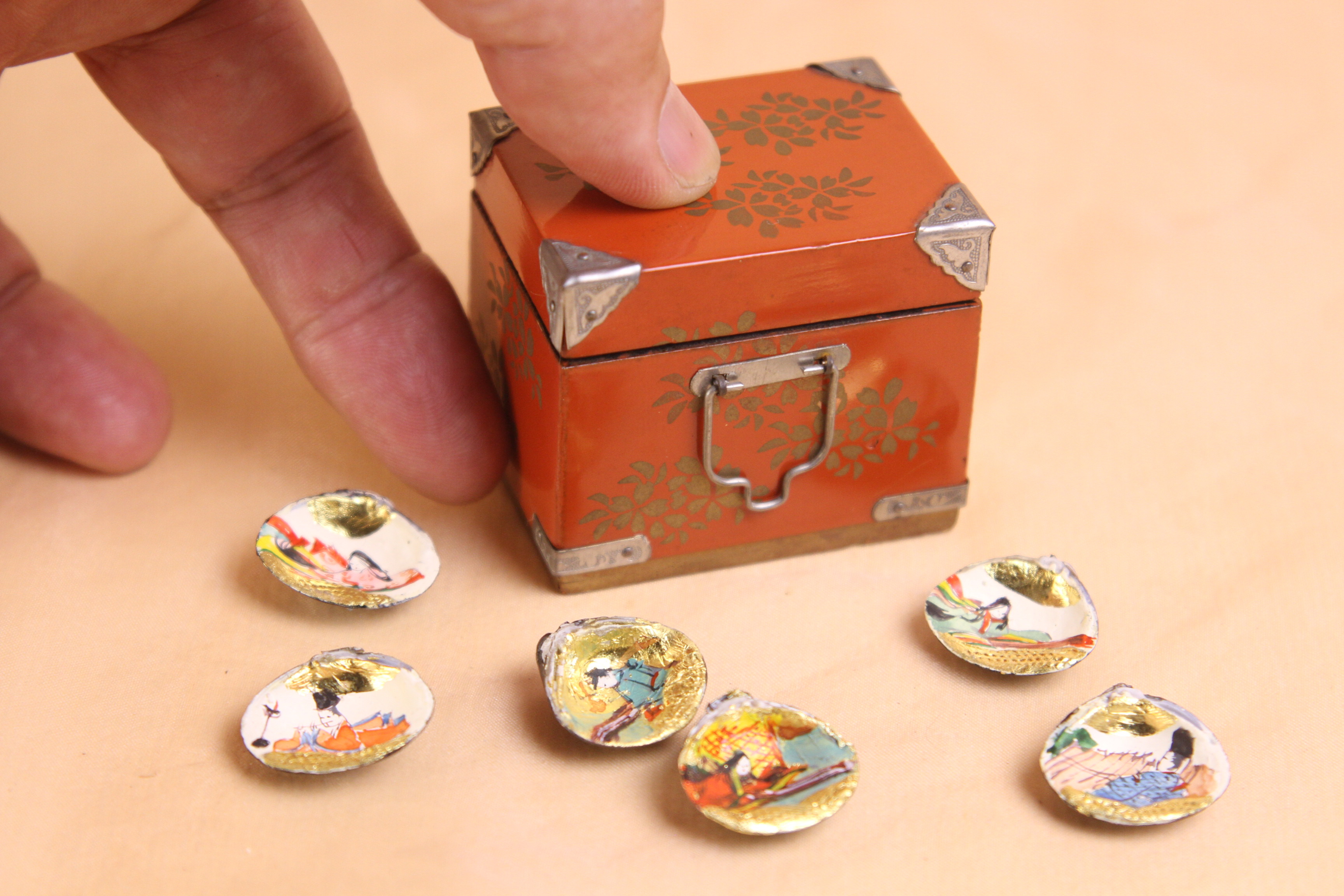 小さい小箱にミニュチュアサイズの貝合わせを
