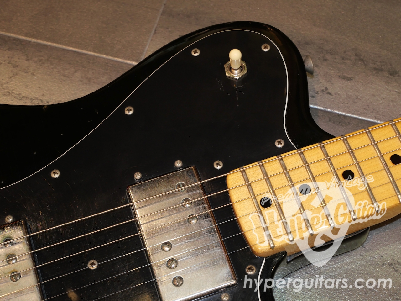 Fender '73 Telecaster Deluxe - ブラック / メイプル - ハイパー