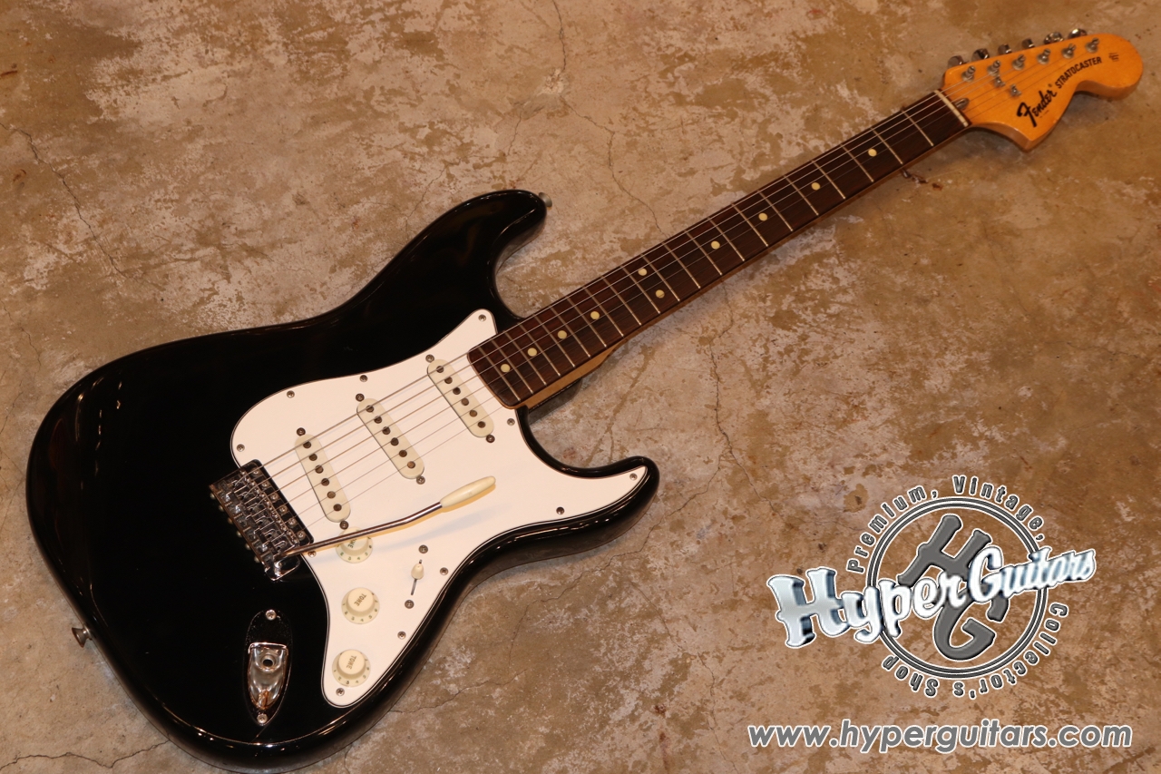Fender '74 Stratocaster - ブラック / ローズ - ハイパーギターズ