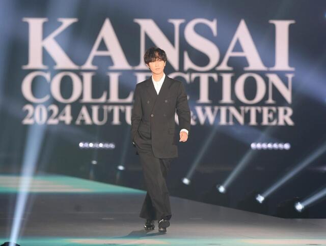 Snow Man阿部亮平「9人でランウェイを歩けたら」 黒スーツで