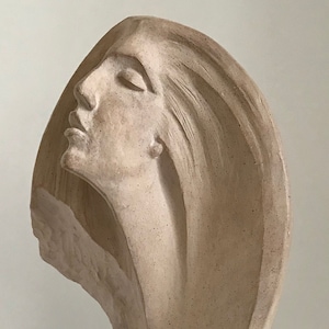 女性の頭部の彫刻。Austin SculptureのStargazer。 女性の頭部の彫刻。
