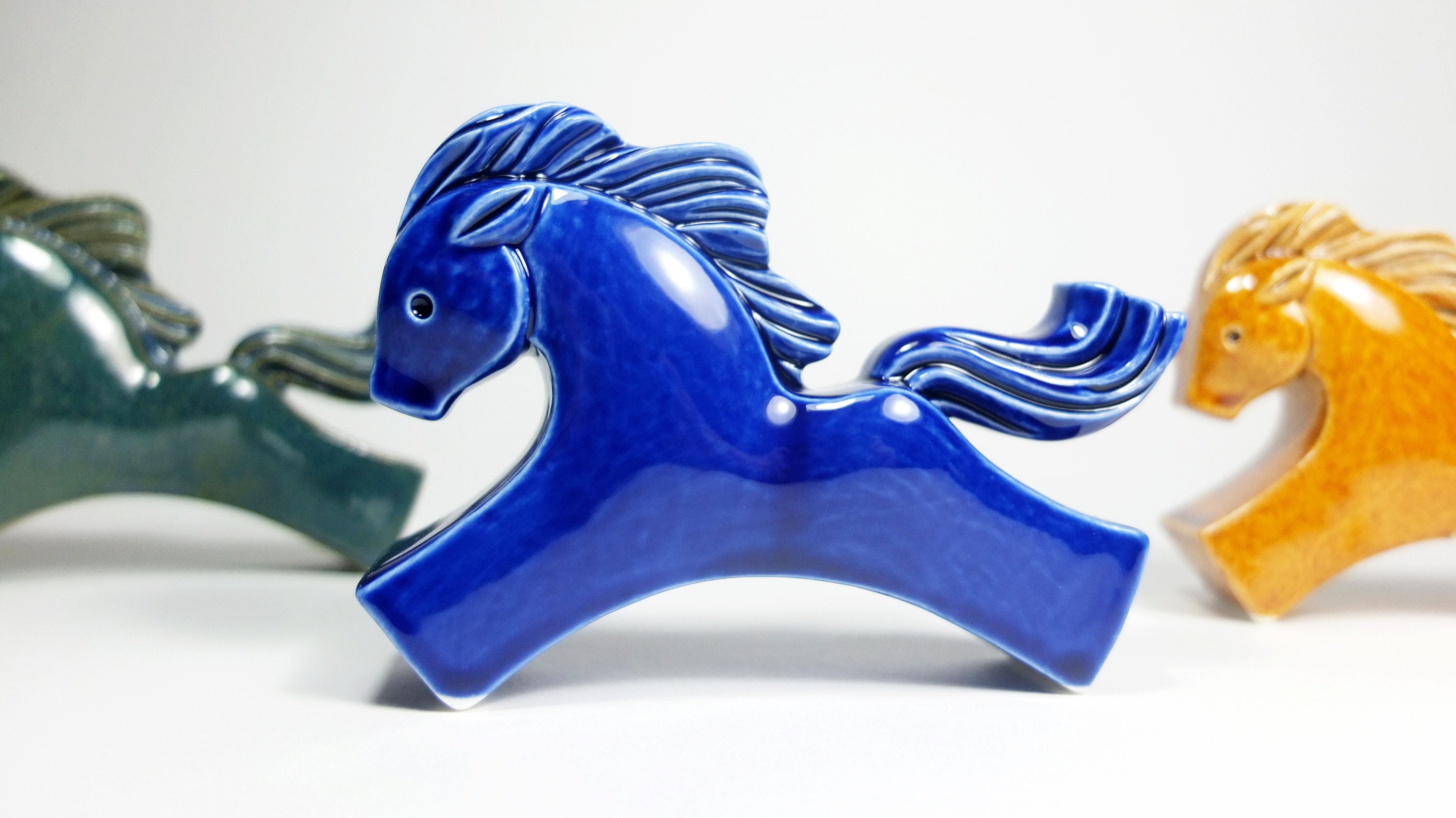 疾走する陶器の馬の置物、馬の装飾、家の装飾動物、馬好きへのギフト