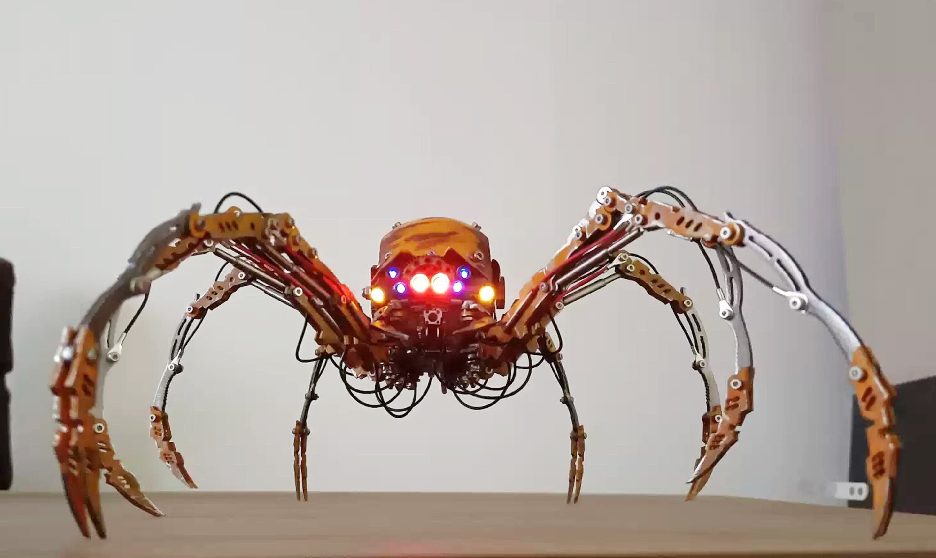 機械仕掛けの金属蜘蛛の彫刻：関節式、戦闘で傷んだロボットの装飾