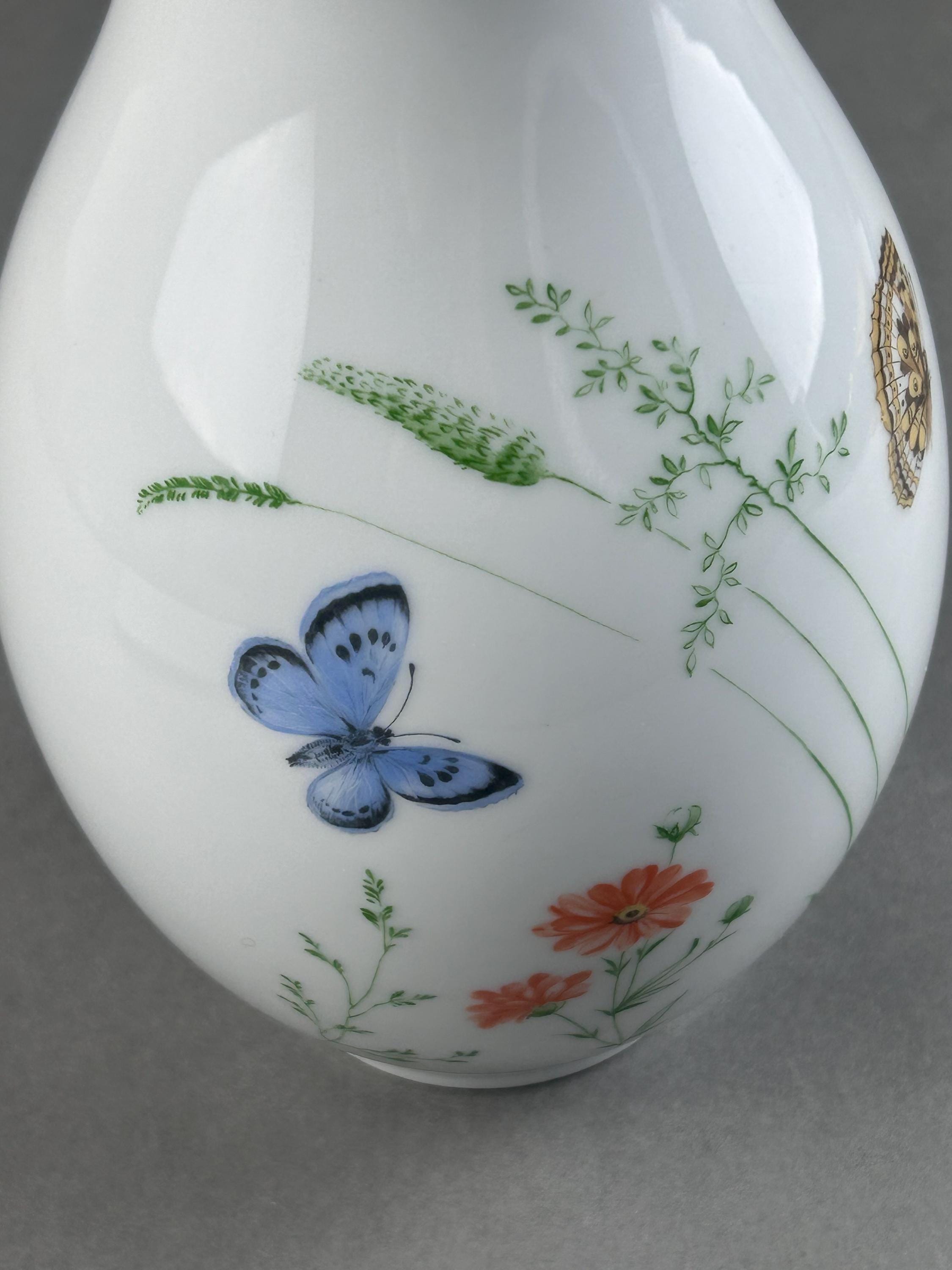 フッチェンロイター社のヴィンテージ磁器花瓶。モチーフ：野の花と蝶