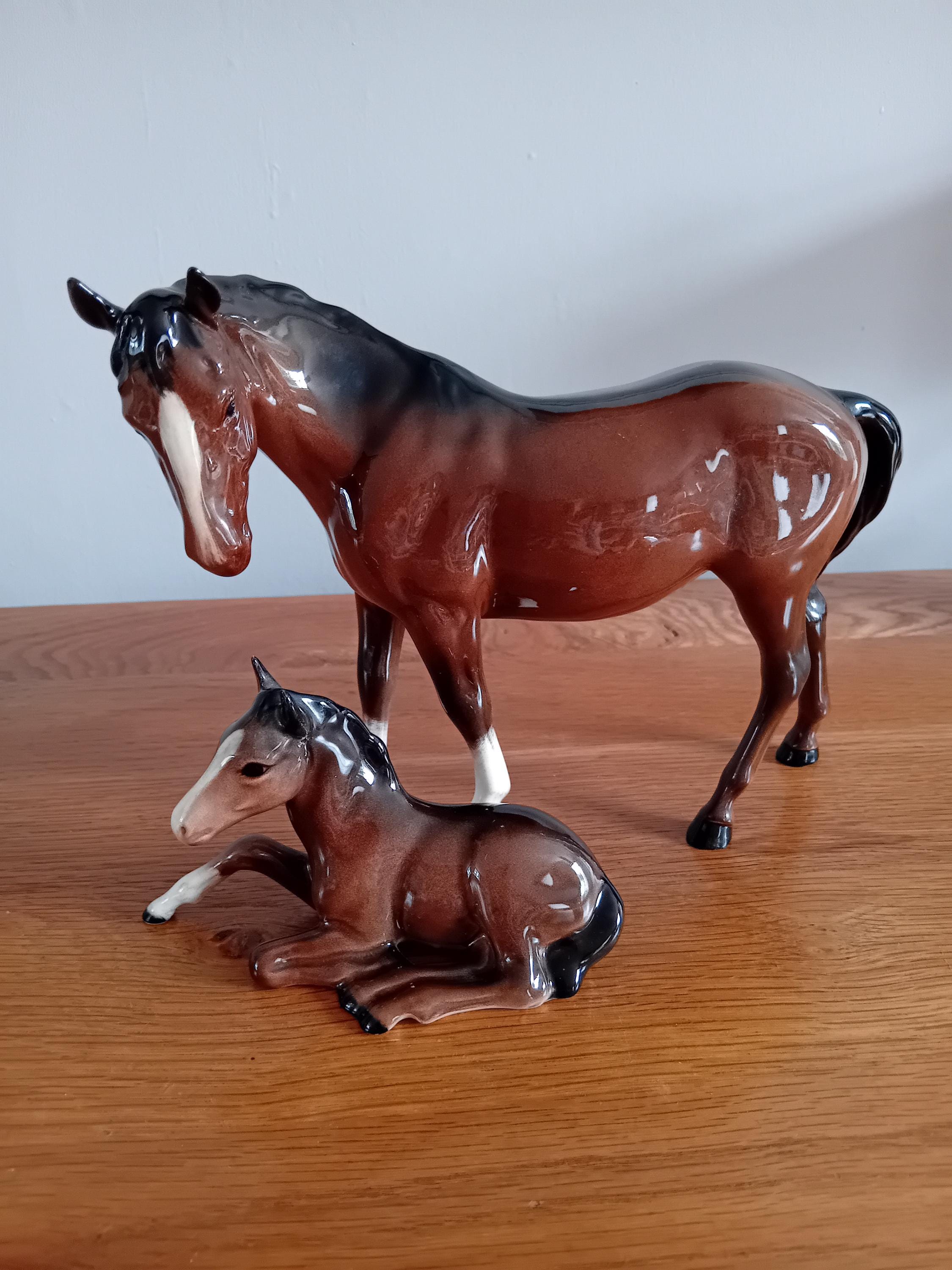 イギリス ベスウィック社によるパロミノカラーの陶器の馬の置物 難あり