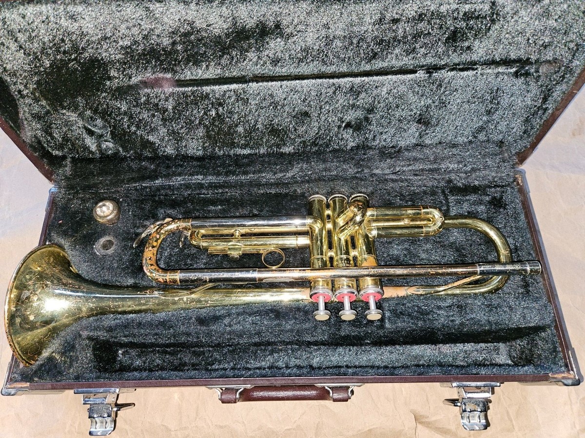 Yamaha YTR-2320 Trumpet. Japan. Very Good condition. With case