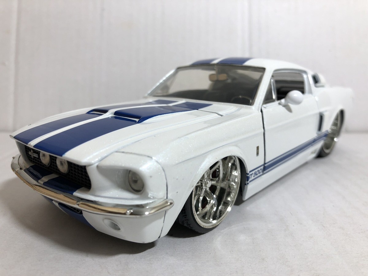 JADA BIGTIME BTM 1967 SHELBY GT 500KR WHITE / BLUE STRIPES 1:24