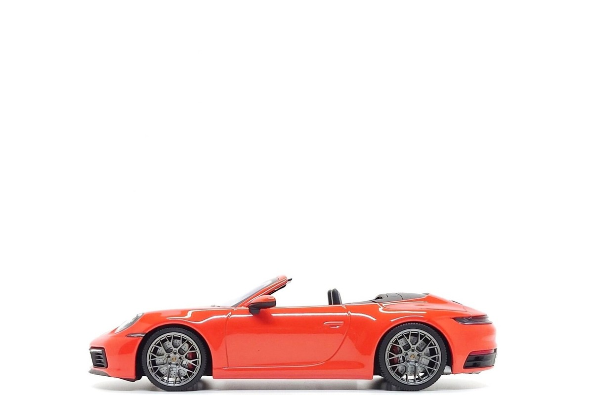 Minichamps 1:18 Porsche 911 Carrera 4S Cabriolet (992) in Lava