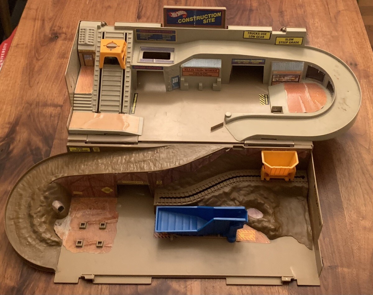 Vintage 1979 Mattel Hot Wheels Construction Site Sto & Go Play Set
