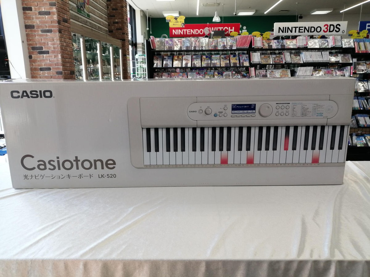 Casio Hikari Navigation Electronic Keyboard LK-520 (White) 61 Key