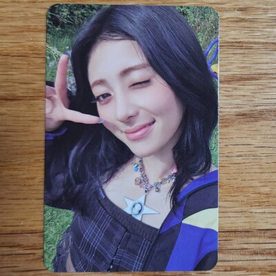 Yunjin Official Photocard Le Sserafim 2025 Season's Greeting