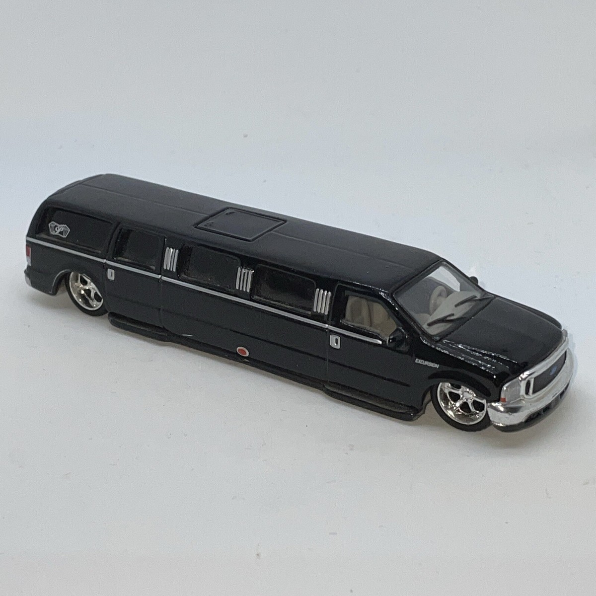 Maisto Playerz Luxury Diecast Collection Ford Excursion Limousine