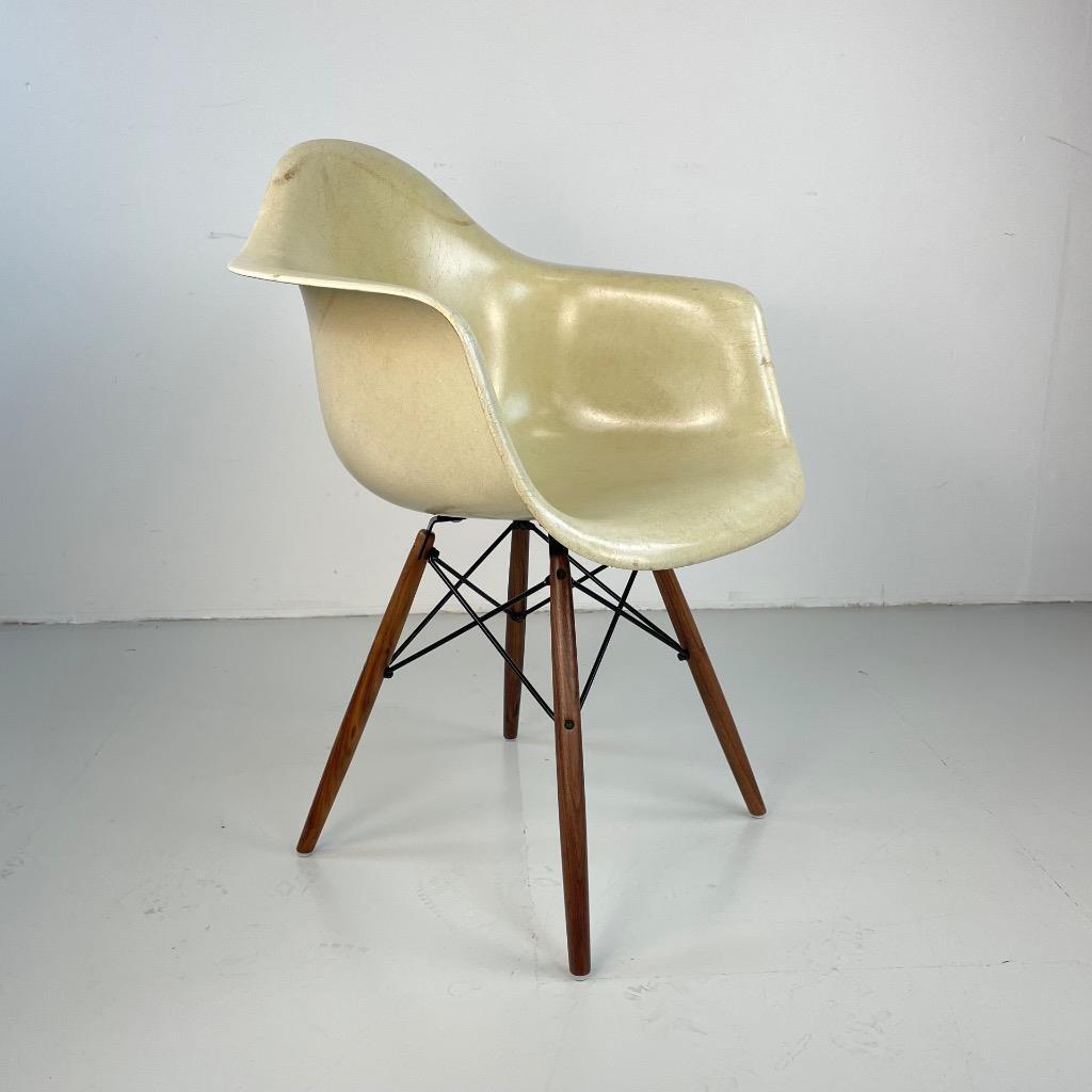 VINTAGE 1950s EAMES HERMAN MILLER DAW RAR CHAIR IN PARCHMENT WHITE