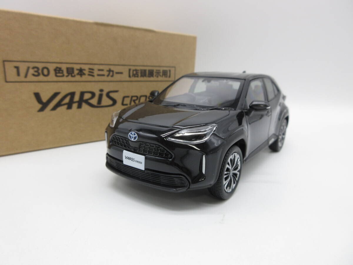 1:30 Toyota YARIS CROSS color sample minicar black mica Diecast