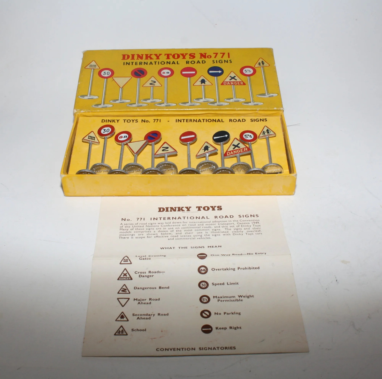 Dinky 771, International Road Signs - Free Price Guide & Review
