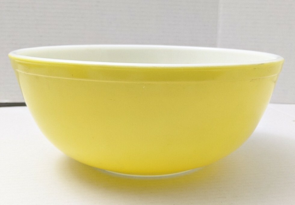 Vintage PYREX Primary Mixing Bowl #404 Ovenware Yellow 4 Quart 10