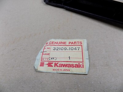 NEW OEM KAWASAKI FRAME RAIL SEAT GRIP / 32109-1047 / ZX750 ZX1100
