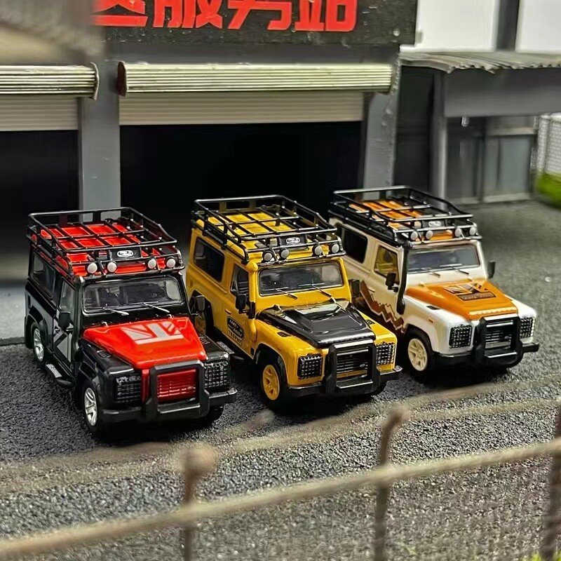 Master 1:64 Land Rover Defender 90 with accessories Diecast Model