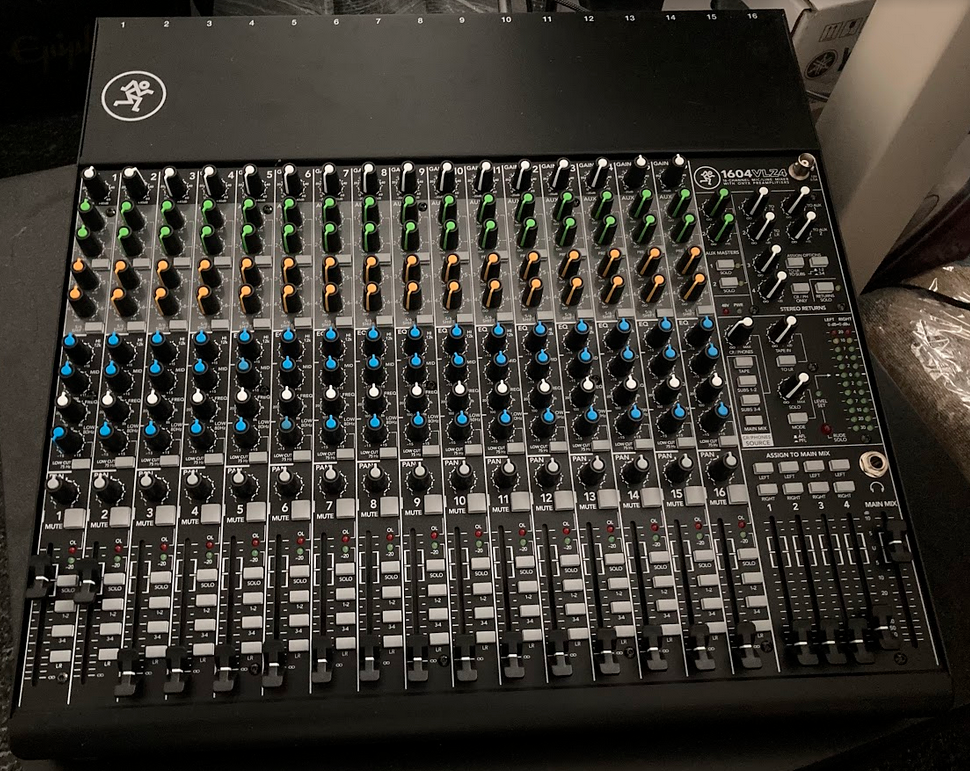 MACKIE 1604-VLZ4 16 Channel Analogue Mixer. Hardly used! Includes