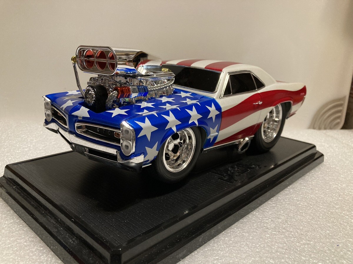 MUSCLE MACHINES 1966 PONTIAC GTO 1:18 SCALE DIE CAST. STARS AND