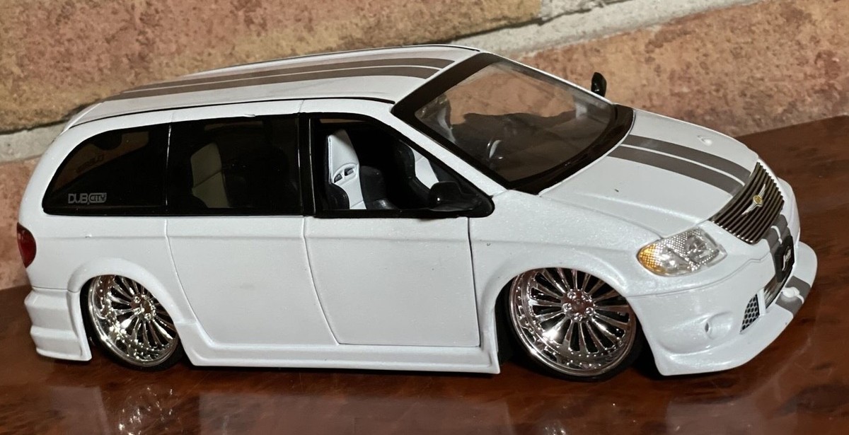 Chrysler Town & Country PEARL WHITE – Jada Dub City 1/24 Scale Die
