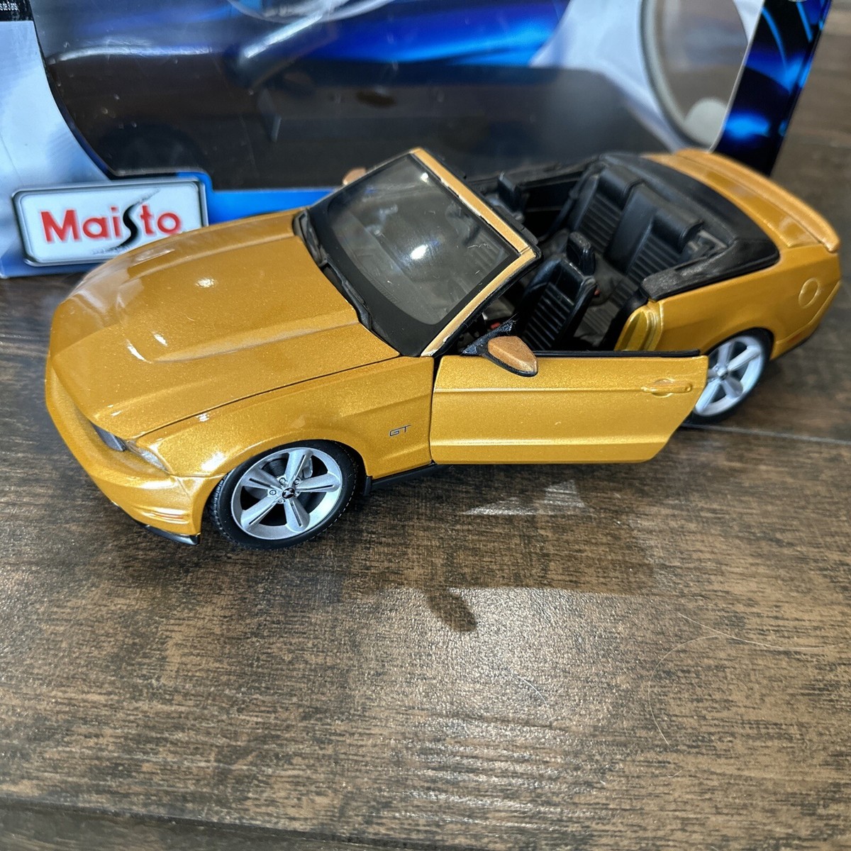 Maisto Special Edition 2010 Ford Mustang GT Convertible Gold 1:18