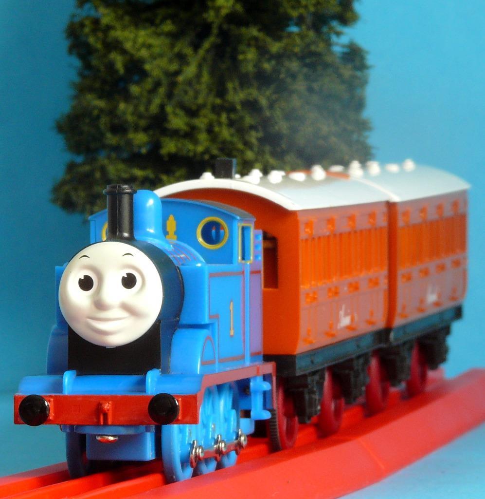 HORNBY THOMAS THE TANK ENGINE, ANNIE AND CLARABEL BATTERY POWERED