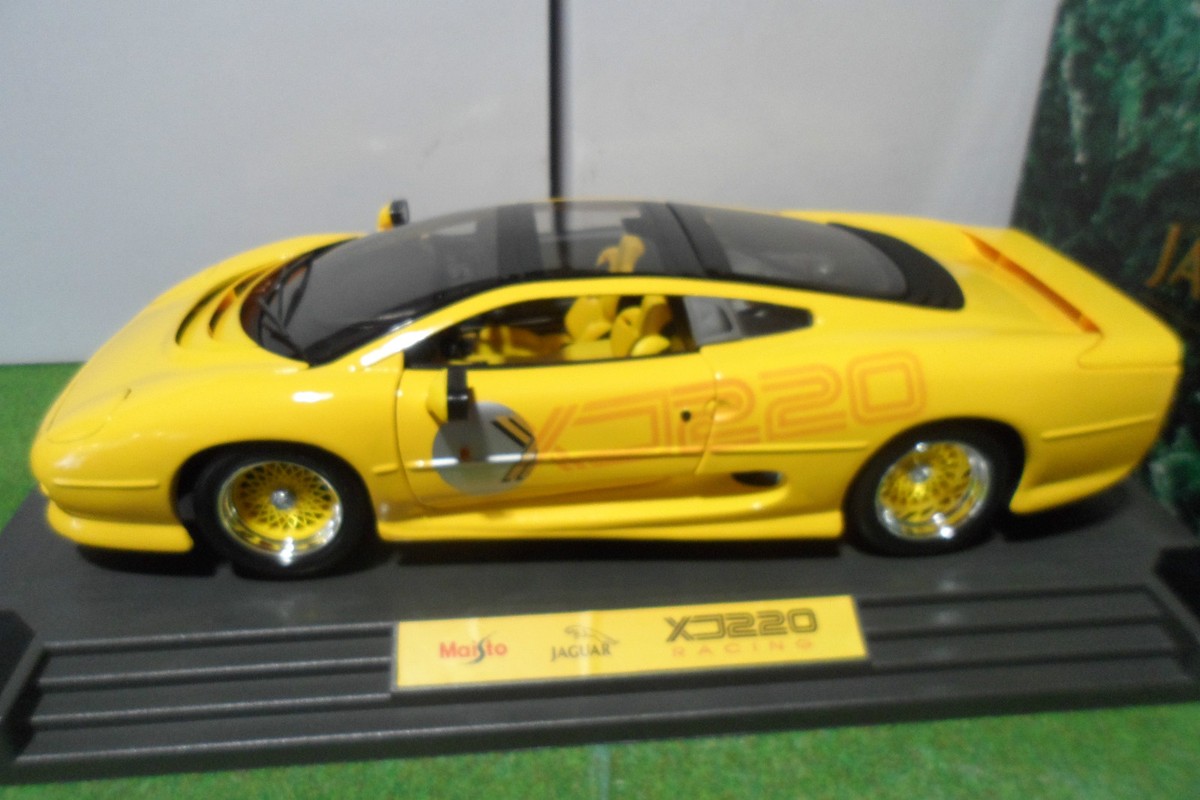 JAGUAR XJ220 jaune de 1992 au 1/12 MAISTO 33203 voiture miniature