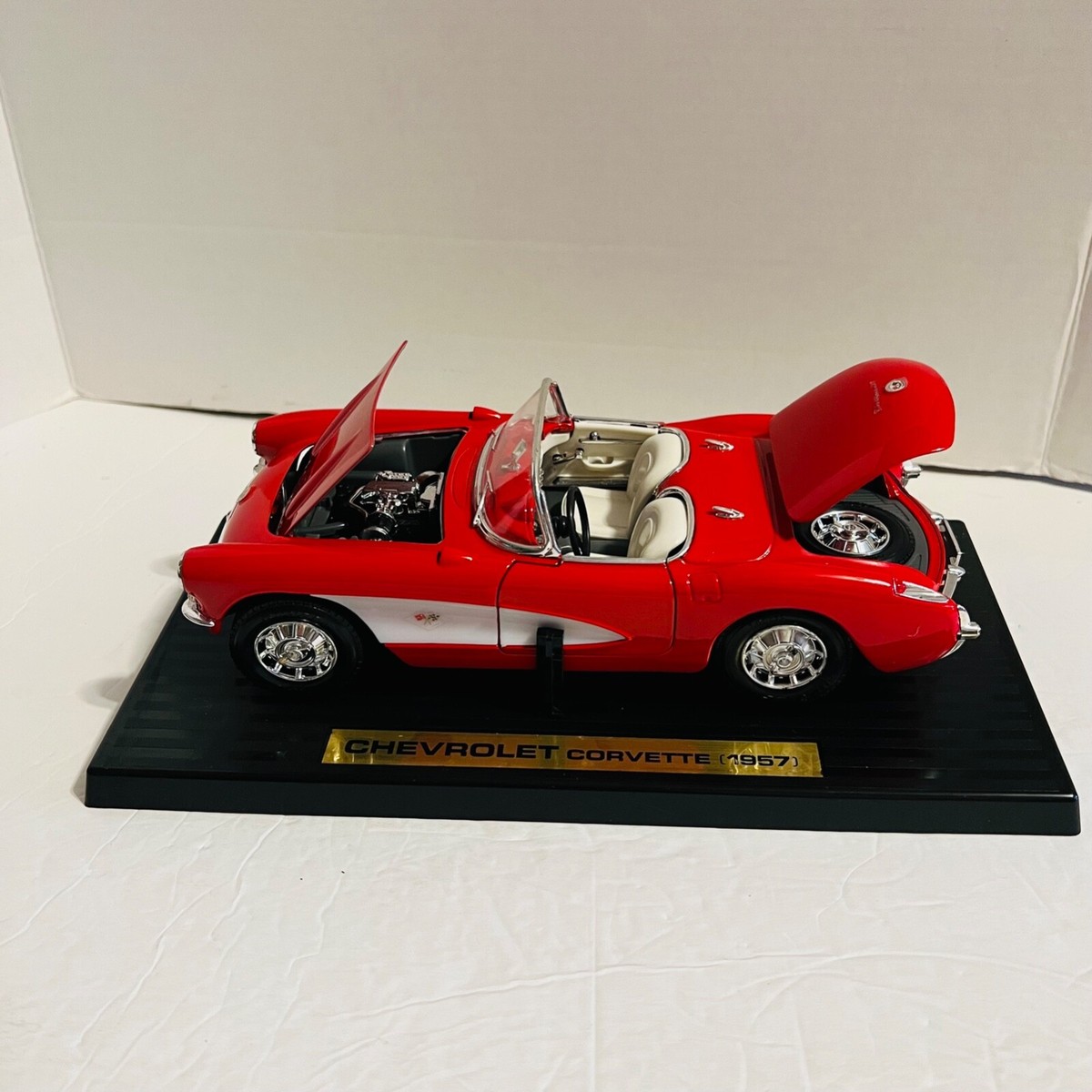 Road Tough Die Cast 1957 Chevrolet Corvette Convertible 1:18 Red