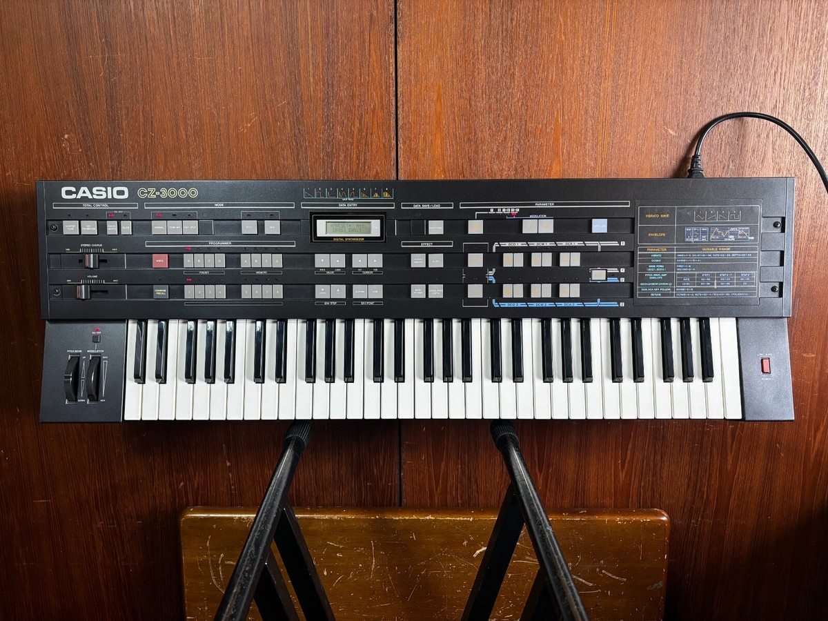 Casio CZ-3000 61-Key Digital Phase Distortion Synthesizer w/ case