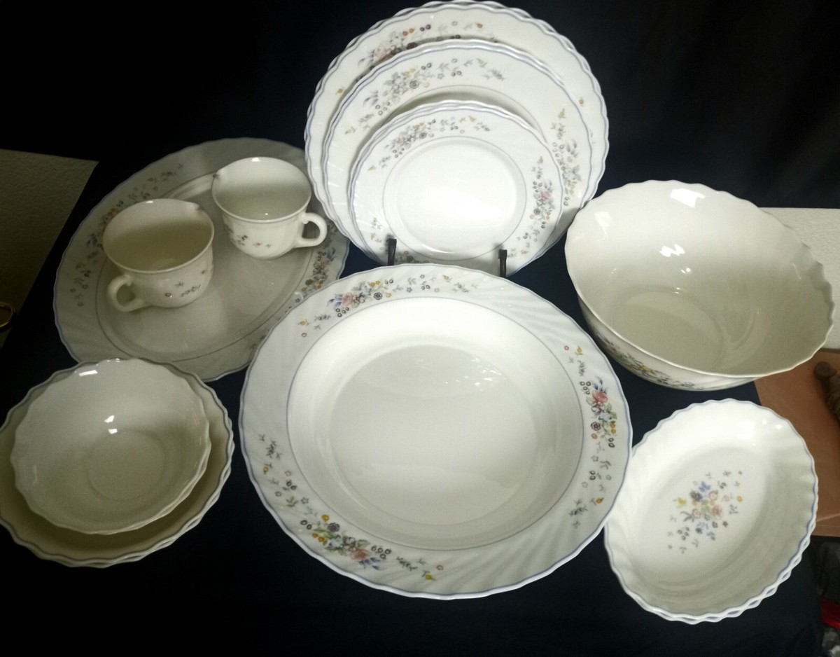 VINTAGE ARCOPAL VICTORIA FRANCE WHITE W/BLUE TRIM DINNER WARE SET