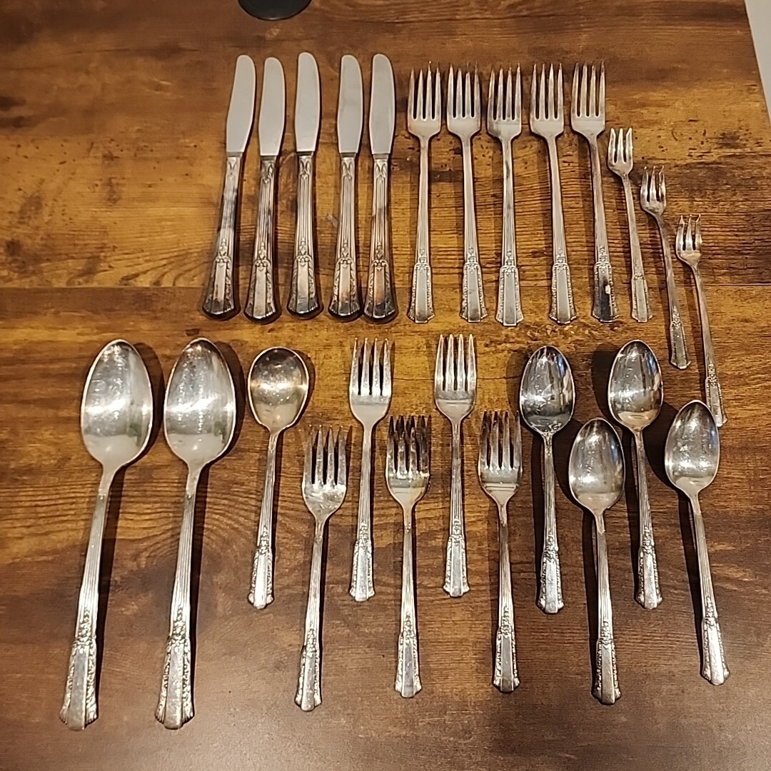 WM ROGERS Overlaid IS Treasure Silverplate 1940's 25-pc Flatware