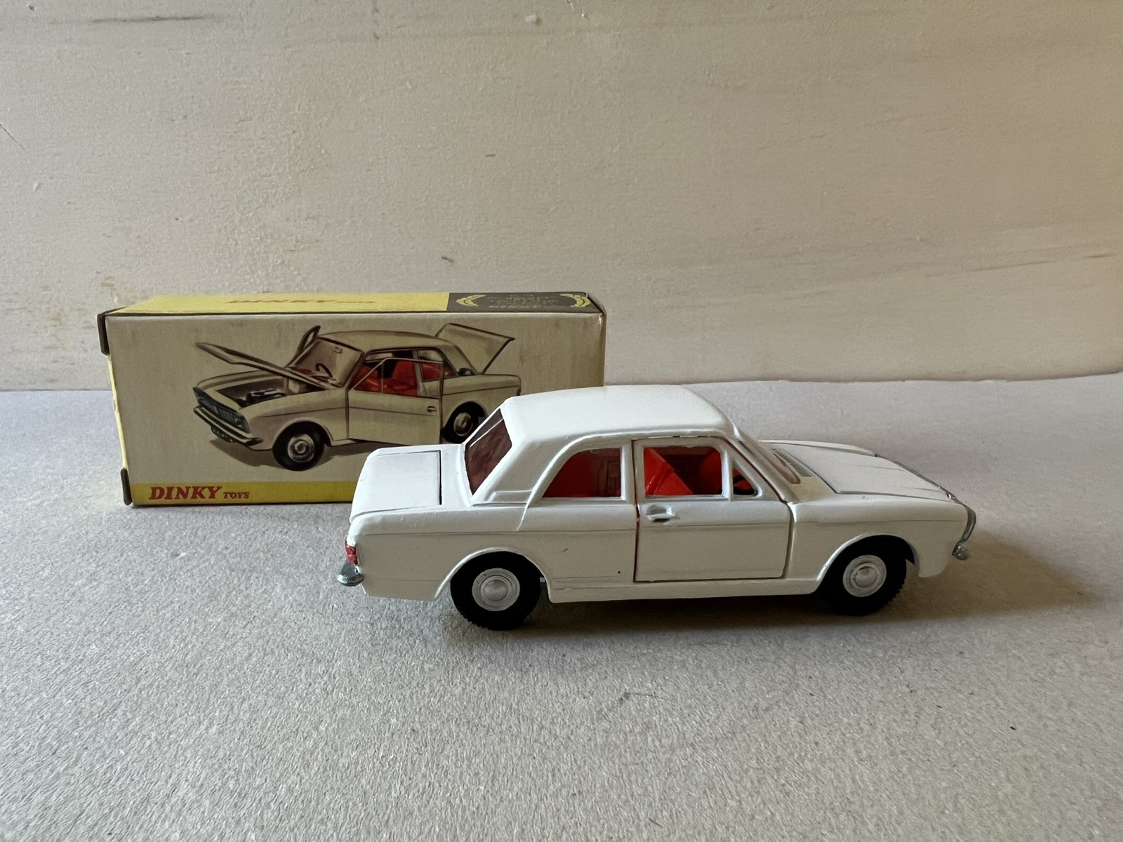 Dinky 159, Ford Cortina MKII - Free Price Guide & Review