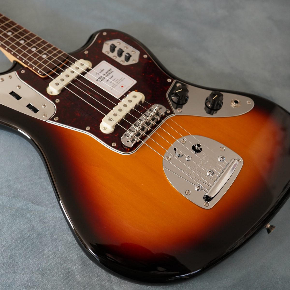 Fender Made in Japan Traditional 60s Jaguar 3-Color Sunburst