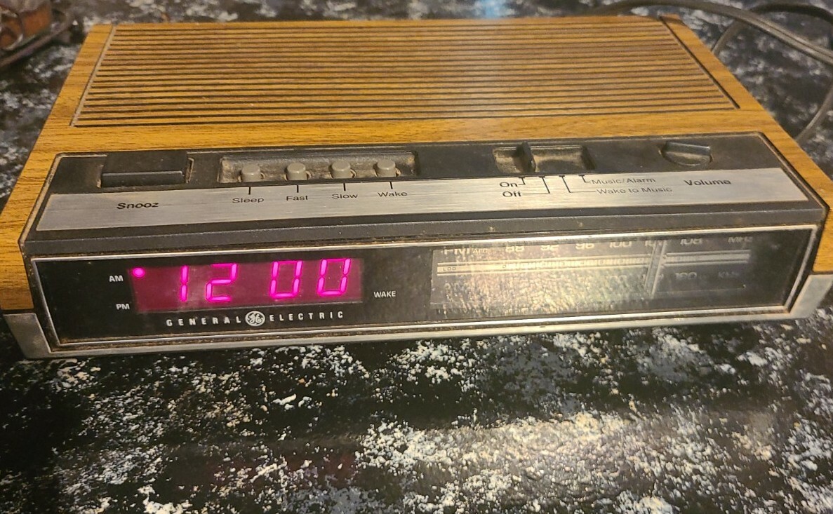 Vintage GE General Electric Model 7-4630A AM/FM Alarm Clock Radio