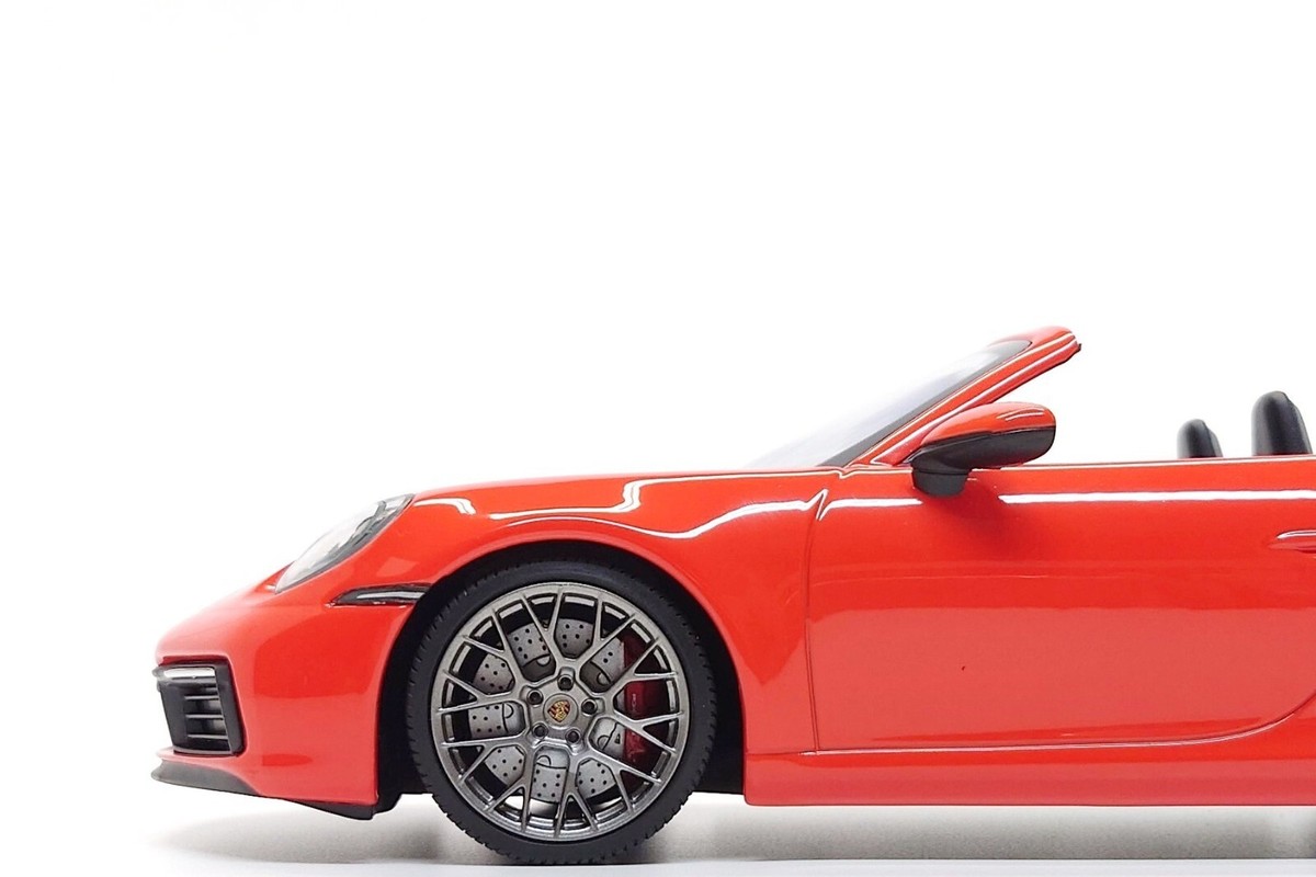 Minichamps 1:18 Porsche 911 Carrera 4S Cabriolet (992) in Lava