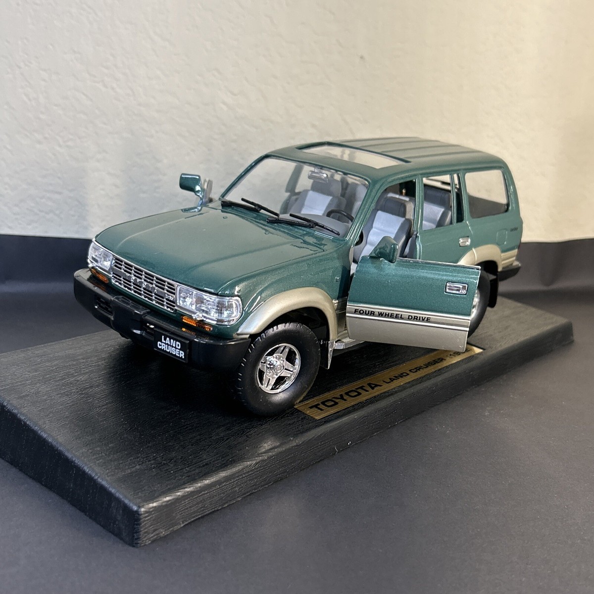 Road Legends, 1/18 Scale, Toyota Land Cruiser, Green | eBay