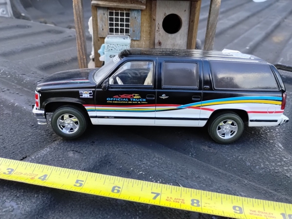 Brookfield Collectibles 1993 CHEVy SUBURBAN 1:24 SCALE diecast